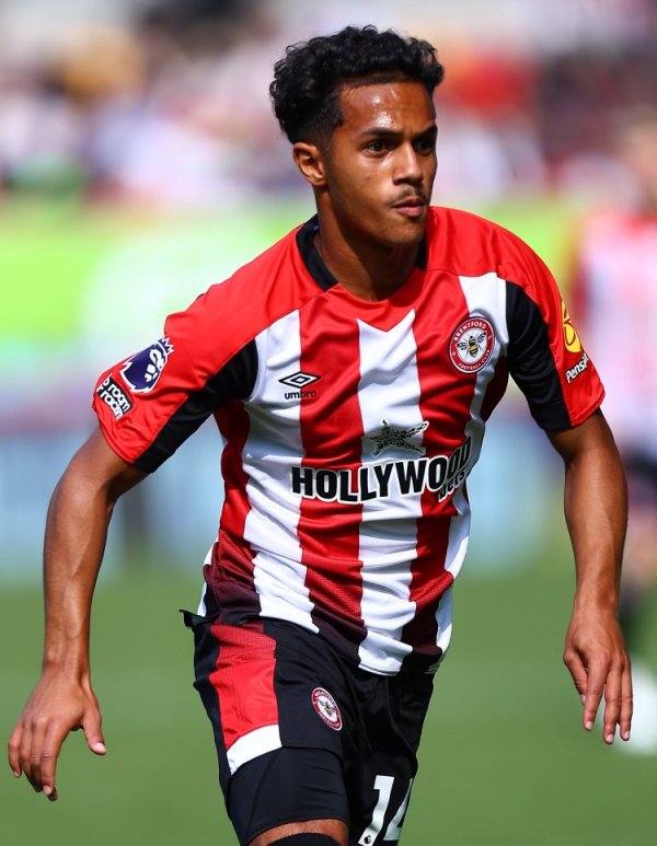 罗马诺：里昂念念要租出+选择性买断引进卡瓦略，遭布伦特福德间隔