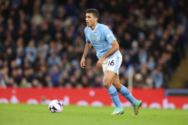 罗德里说念德布劳内：球场上咱们等于敌手，我不会给他任何空间