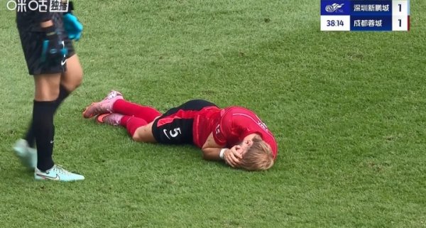 莱切特在禁区捂脸倒地+暗意被打脸，VAR介入查抄后无点球