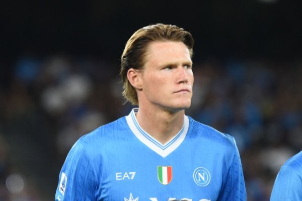 麦克托米奈自意甲首秀各项赛事参与24球，是同时意甲中场球员最多