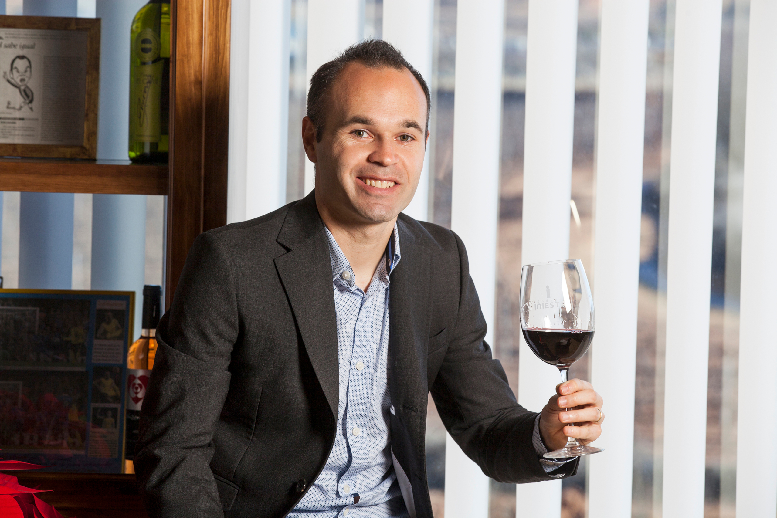 妥妥红牌行为！凯塞多蹬踏梅里诺脚腕，VAR介入后改判直红